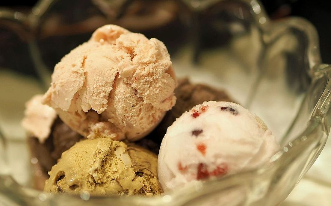Un cono de waffle artesanal con helado bañado